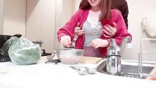 料理中の彼女の胸を後ろから揉みまくってウーマナイザーの吸うやつで乳首を攻めまくったら喘ぎ声がすごい 素人カップル/日本人/個人撮影