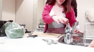 料理中の彼女の胸を後ろから揉みまくってウーマナイザーの吸うやつで乳首を攻めまくったら喘ぎ声がすごい 素人カップル/日本人/個人撮影