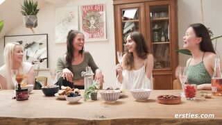 Ersties - Lesbischer Vierer mit Strap-on Doppelpenetration und Sahne lecken