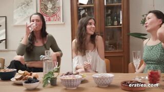 Ersties - Lesbischer Vierer mit Strap-on Doppelpenetration und Sahne lecken