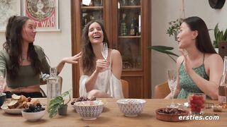 Ersties - Lesbischer Vierer mit Strap-on Doppelpenetration und Sahne lecken