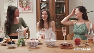 Ersties - Lesbischer Vierer mit Strap-on Doppelpenetration und Sahne lecken