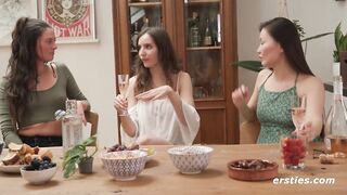 Ersties - Lesbischer Vierer mit Strap-on Doppelpenetration und Sahne lecken