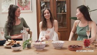 Ersties - Lesbischer Vierer mit Strap-on Doppelpenetration und Sahne lecken