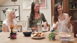 Ersties - Lesbischer Vierer mit Strap-on Doppelpenetration und Sahne lecken