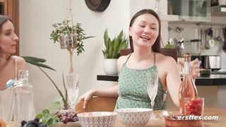 Ersties - Lesbischer Vierer mit Strap-on Doppelpenetration und Sahne lecken