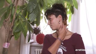 Ersties - Lexi masturbiert erst zart, dann hart