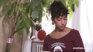 Ersties - Lexi masturbiert erst zart, dann hart