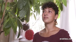 Ersties - Lexi masturbiert erst zart, dann hart