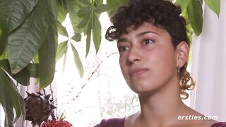 Ersties - Lexi masturbiert erst zart, dann hart