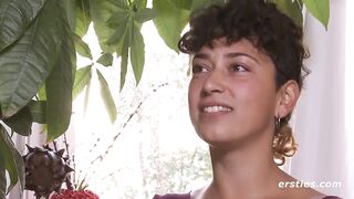 Ersties - Lexi masturbiert erst zart, dann hart