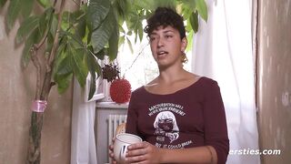 Ersties - Lexi masturbiert erst zart, dann hart