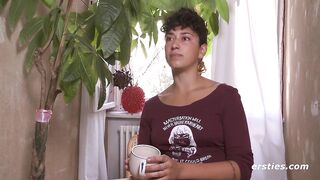 Ersties - Lexi masturbiert erst zart, dann hart