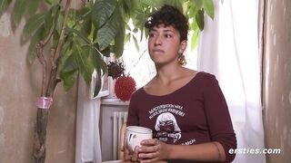 Ersties - Lexi masturbiert erst zart, dann hart