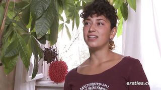 Ersties - Lexi masturbiert erst zart, dann hart