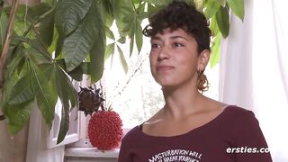 Ersties - Lexi masturbiert erst zart, dann hart