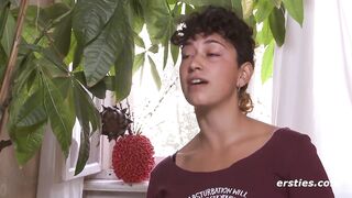 Ersties - Lexi masturbiert erst zart, dann hart